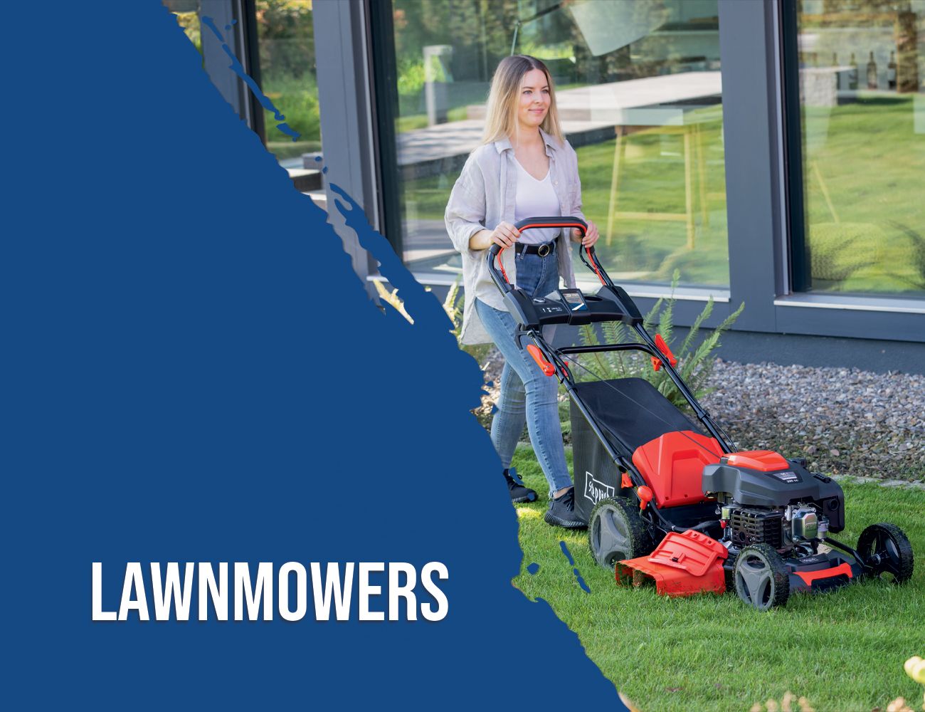 A woman is pushing a Scheppach lawnmower on a lawn. In the background, there is a modern house with large windows.