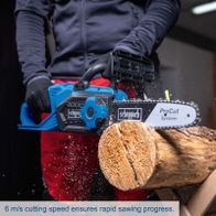 Scheppach cordless chainsaw showing 6 m/s cutting speed for rapid wood cutting