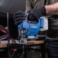 Cordless jigsaw with shaft length and speed indication, handle in use position