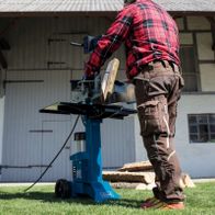 Scheppach HL730 standing log splitter with splitting gap for accurate wood splitting