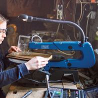 The Scheppach Scroll Saw Deco-Flex features a 50mm cutting height, a 45° table tilt, and a speed of 1600 RPM. It includes a flexible table for precise work.