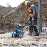 Scheppach vibrating plate HP1800S in use by an operator on site