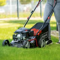 Scheppach self-propelled petrol lawn mower MS132-42 with 42 cm cutting width and 45L bag