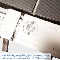 Precision scale with magnifying glass for fine adjustments on stop rail (1/10 mm range)