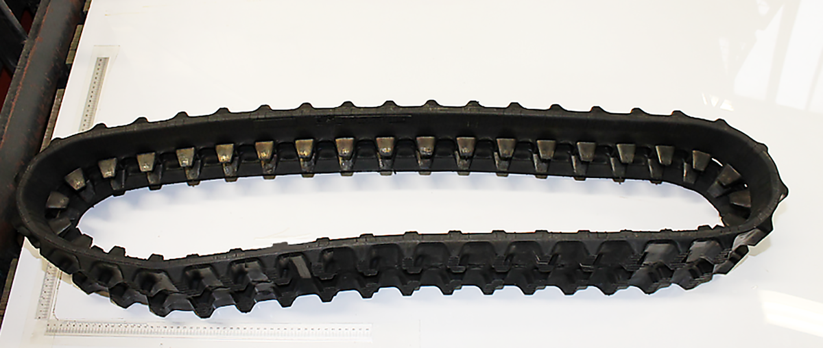 Track with alternating tooth and flat pattern for machinery components