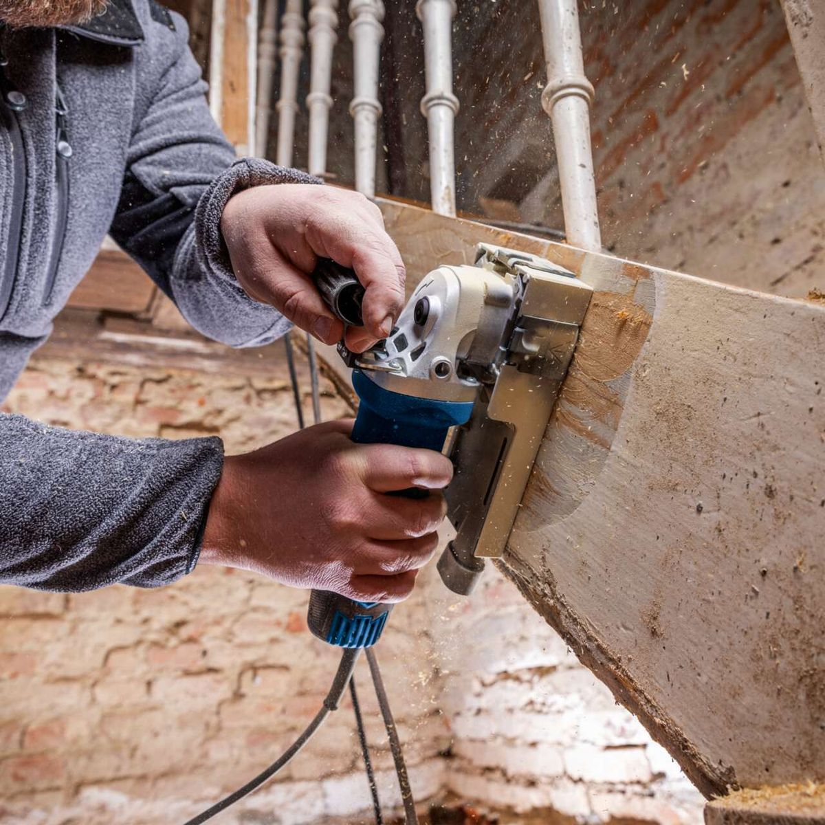 Scheppach paint remover tool in use with interchangeable cutter on material