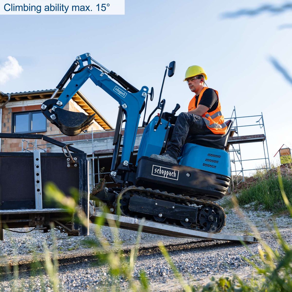 Mini excavator with 15° incline capability for accurate tasks