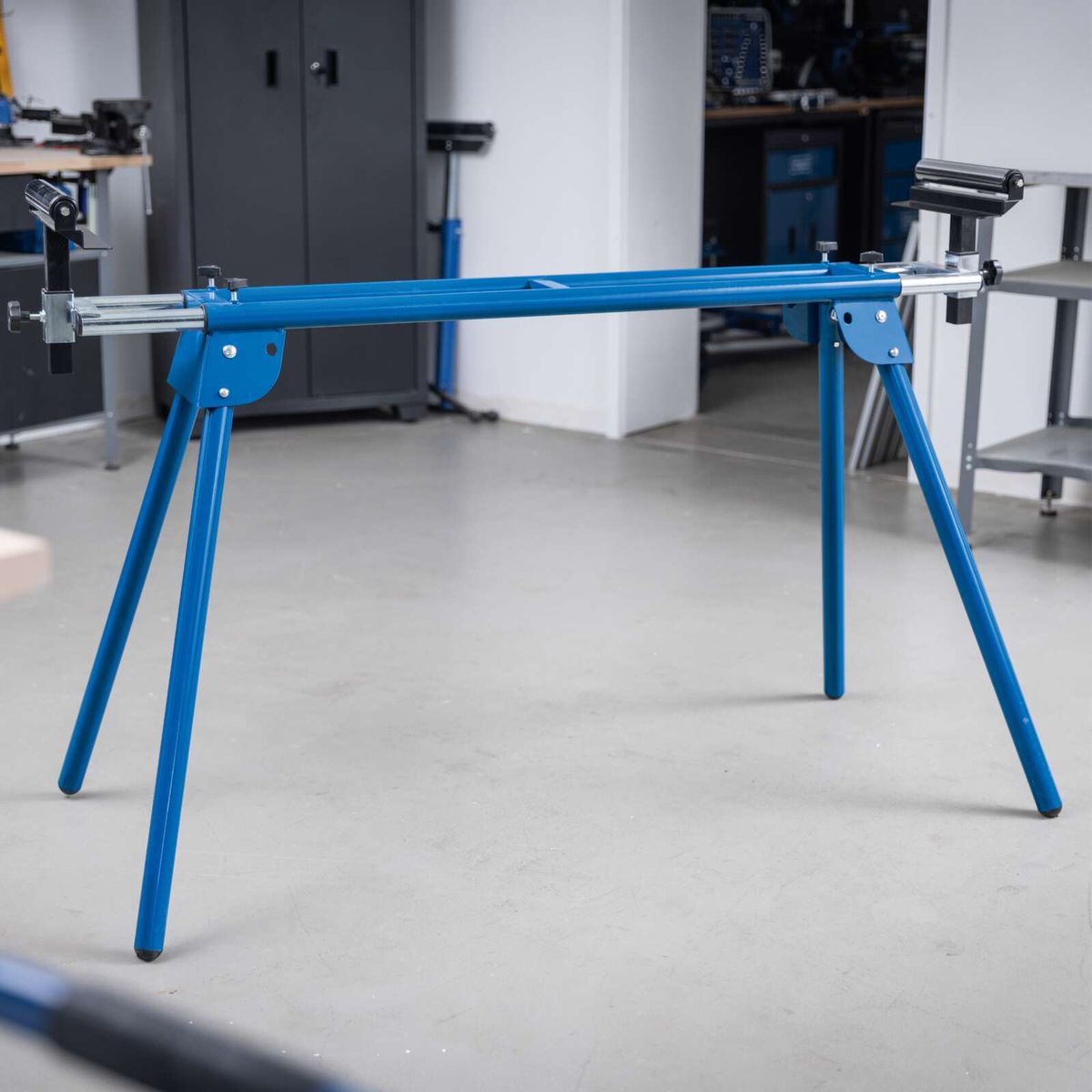 Adjustable stand with height-adjustable legs and crossbar for precise machine support