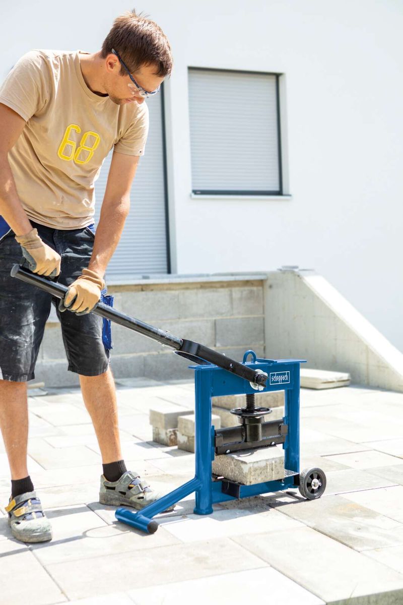 Scheppach stone splitter HSC130 breaking a concrete block