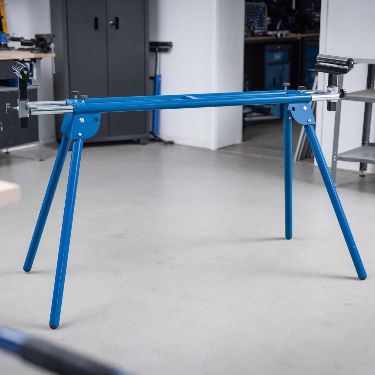 Scheppach adjustable stand with foldable legs for UMF1600 mitre saw, featuring clamping system