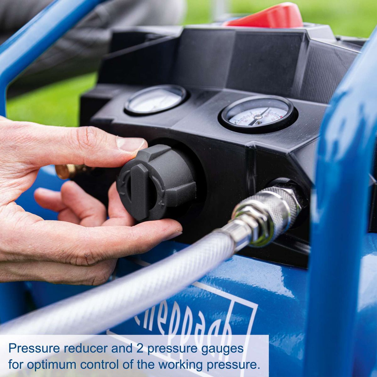 Pressure reducer with two pressure gauges for optimal pressure control