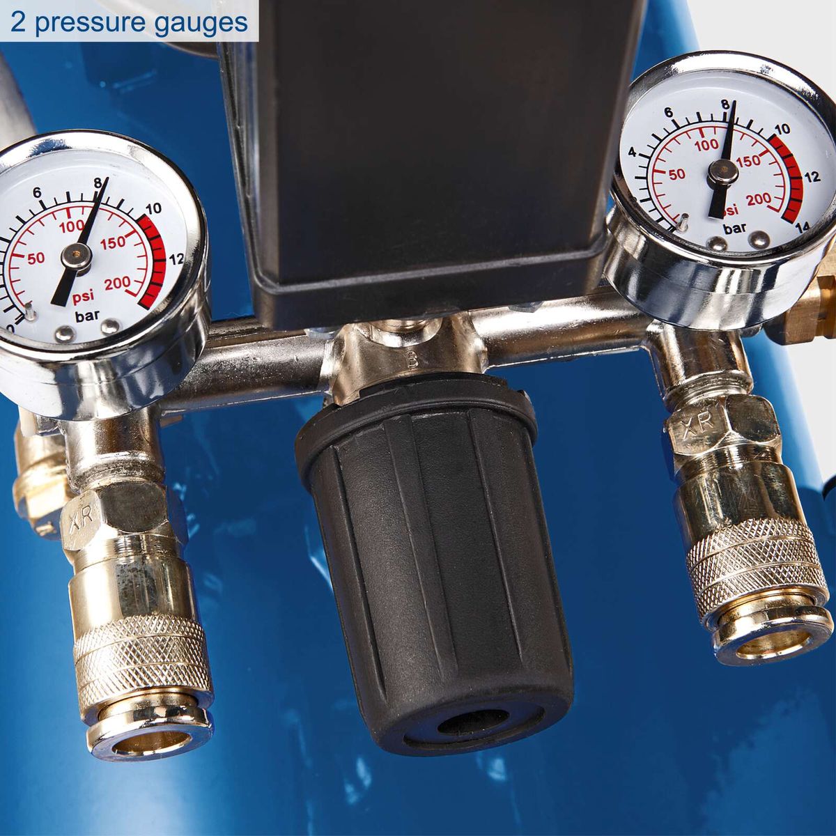 Double pressure gauges on compressor with integrated filters, measuring up to 200 bar