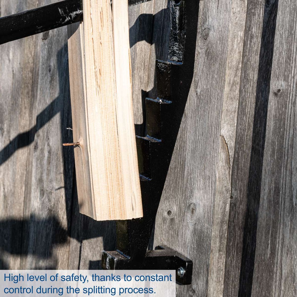 Safety-focused wood splitting with constant process control