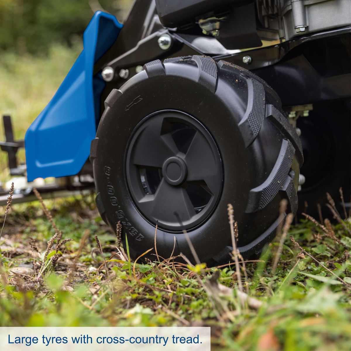 Large tyres with cross-country tread for robust off-road capability