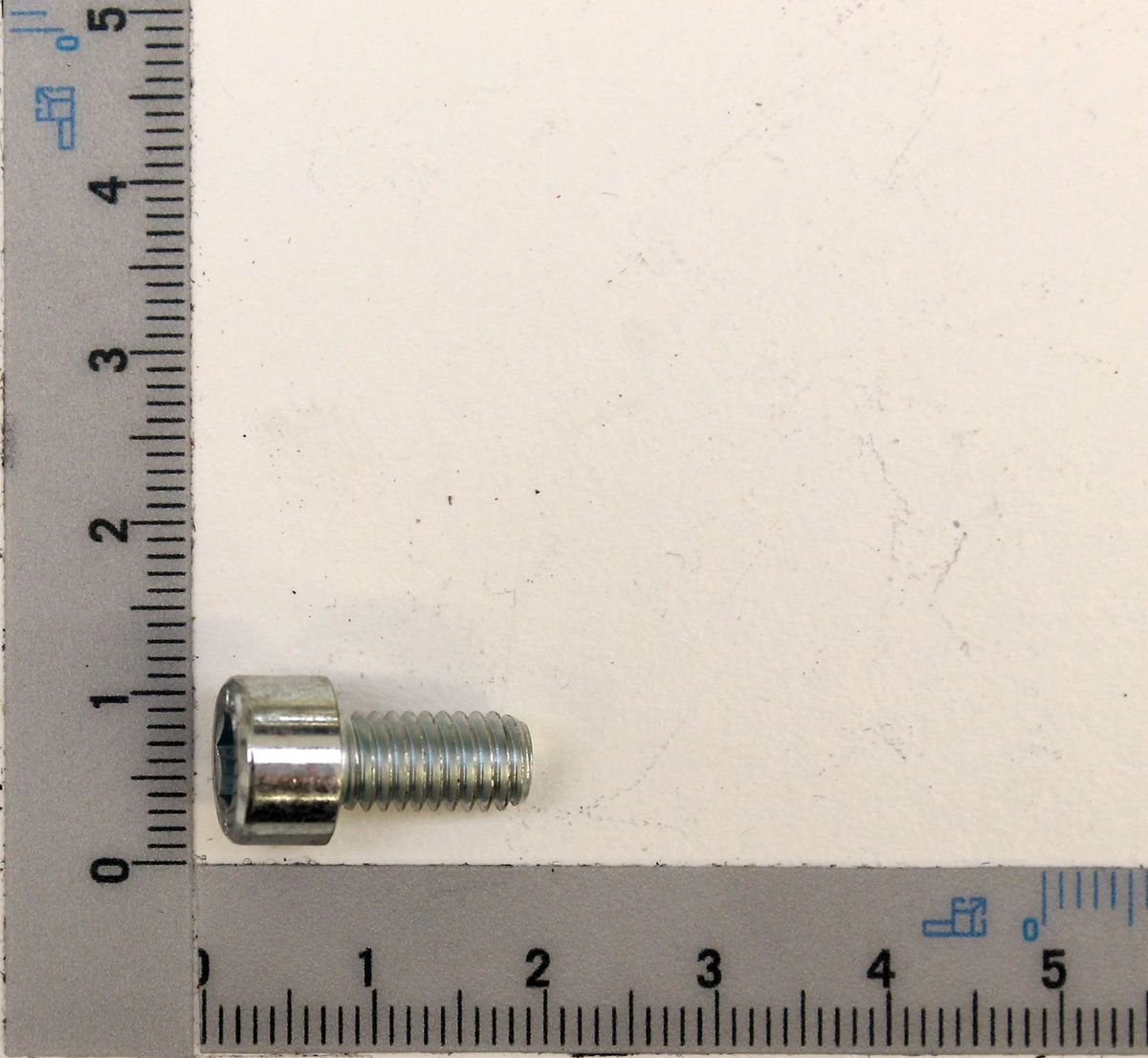 Cheese head screw, 6 mm thread, 12 mm length