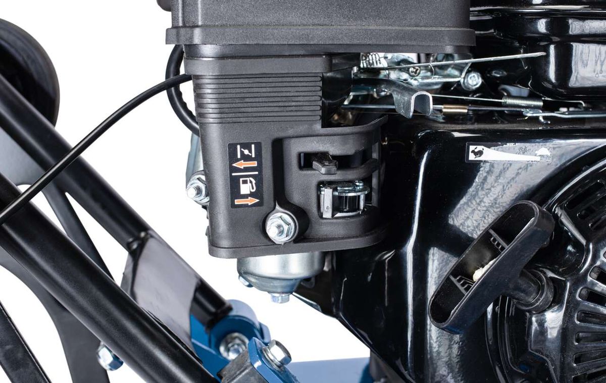 Close-up of the petrol engine connection for the Scheppach vibrating plate HP1400S