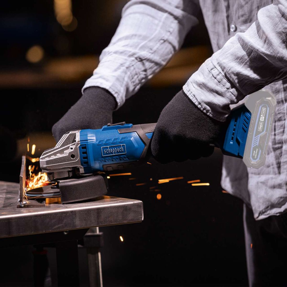 The Scheppach cordless angle grinder C-AG125-X - SET L has a high speed of 8,500 rpm and a power of 125 mm. It is ideal for precise grinding and cutting.
