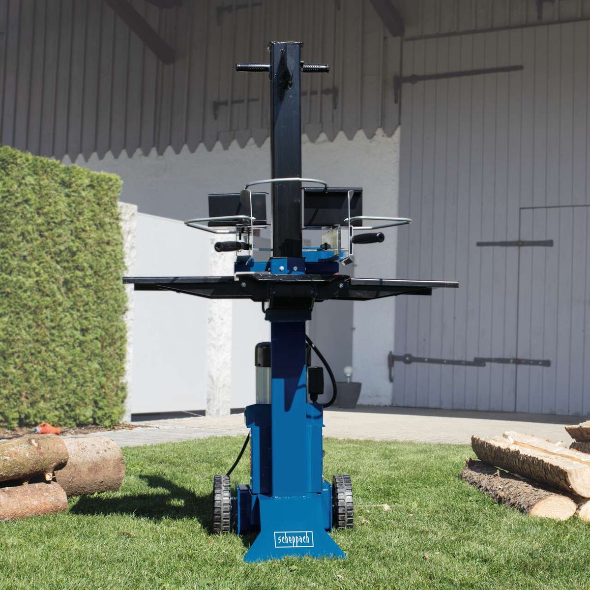 Scheppach HL730 standing log splitter with hydraulic system and split depth of 495 mm