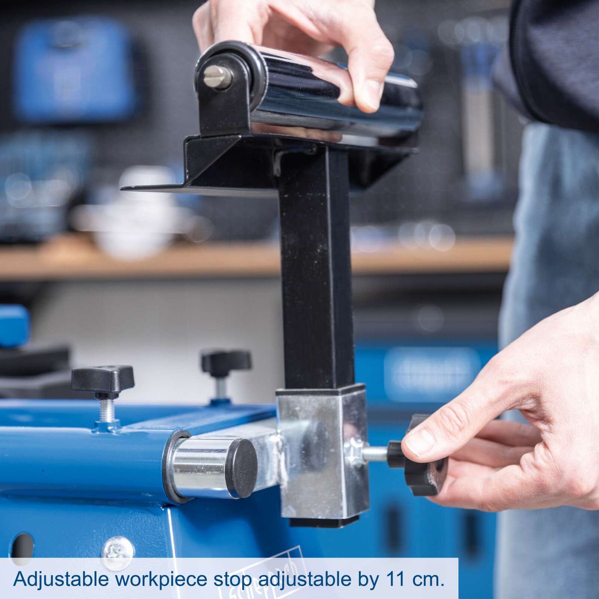 Adjustable workpiece stop on Scheppach UMF1600 base with 11 cm adjustment capability