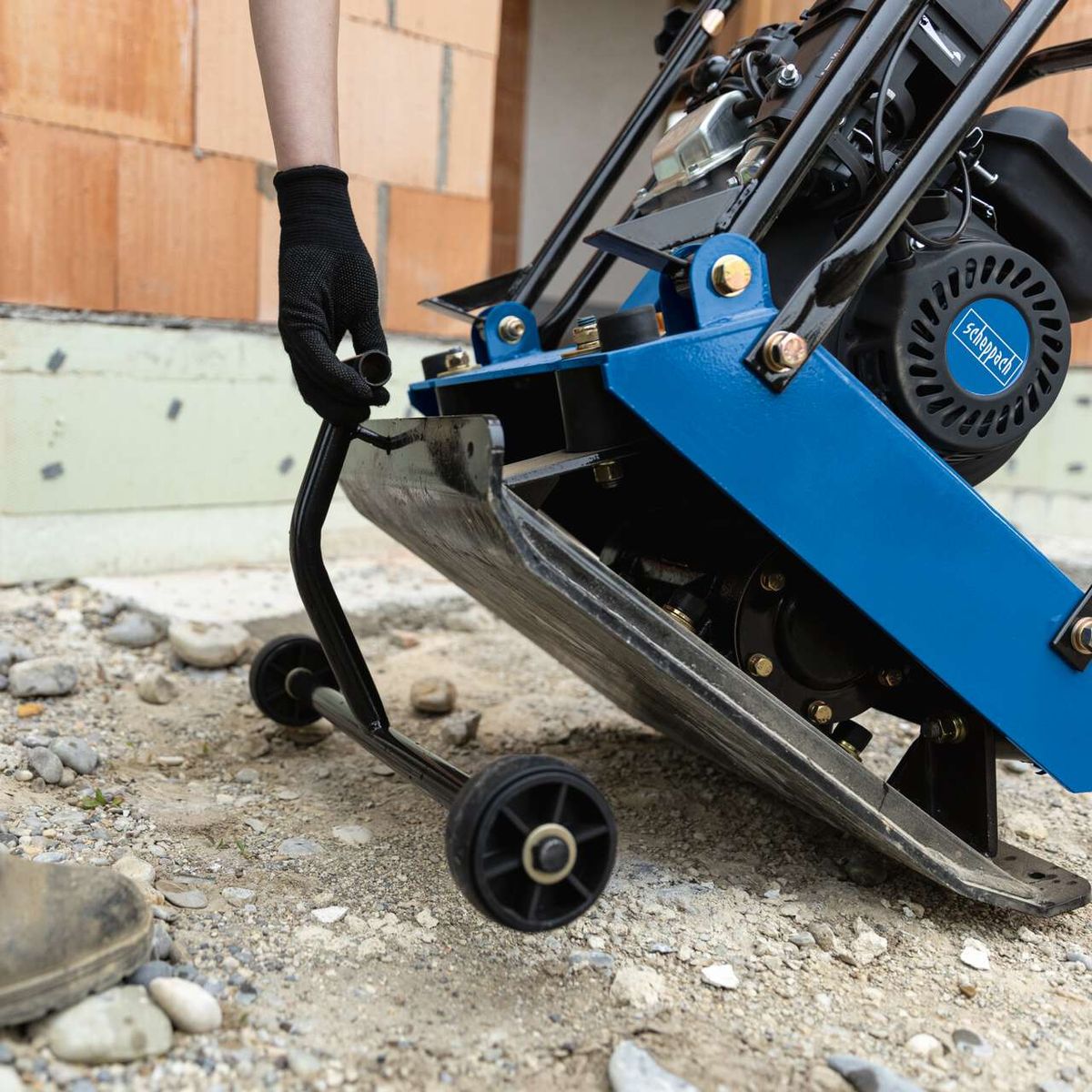 Scheppach vibrating plate with base frame and rubber mat, close-up of drive components and steering mechanism