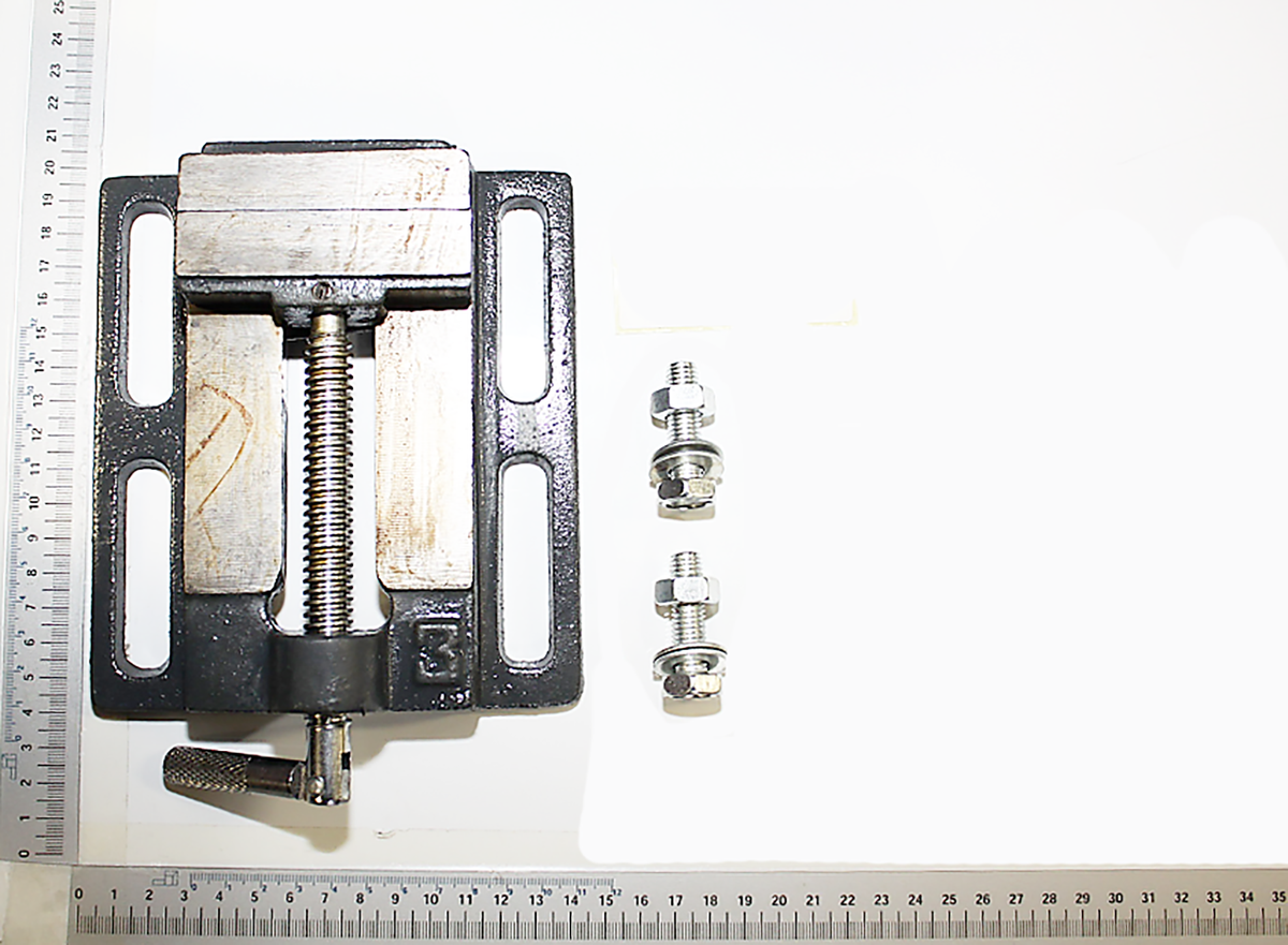 Scheppach vice with integrated scale and mounting components