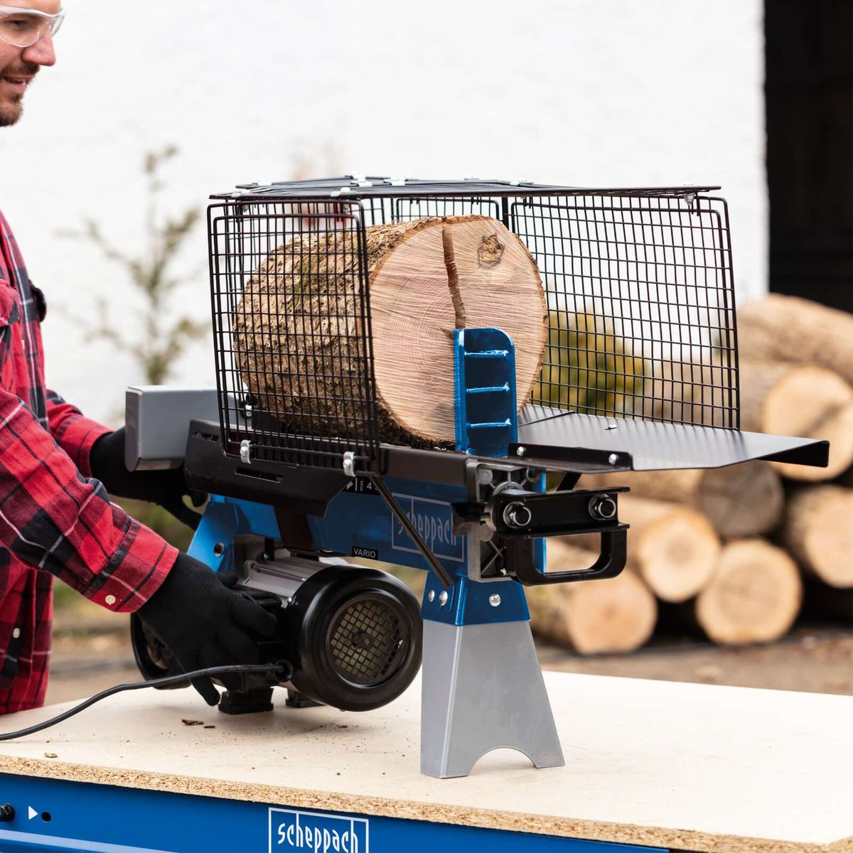 Scheppach HL460 horizontal log splitter with wood piece in the splitting compartment, electric-powered, DIY model