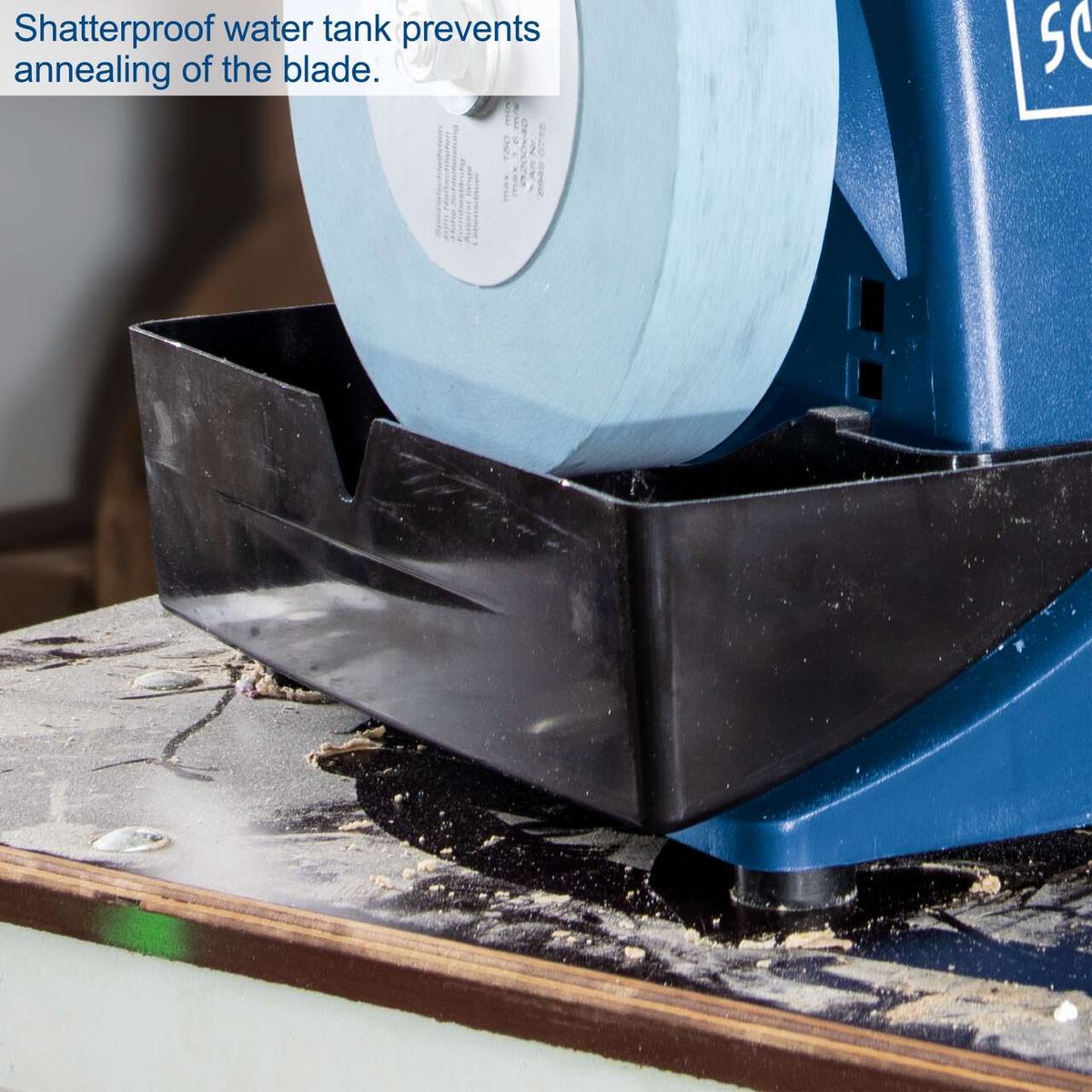 Wet grinding system with water tank preventing blade annealing during operation