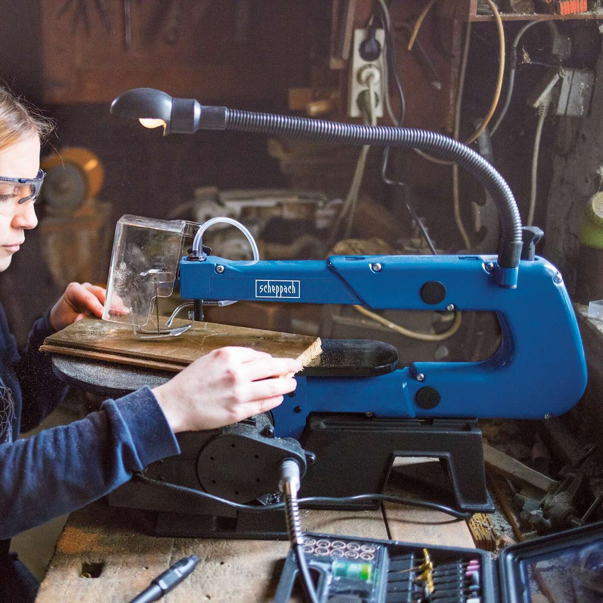 The Scheppach Scroll Saw Deco-Flex features a 50mm cutting height, a 45° table tilt, and a speed of 1600 RPM. It includes a flexible table for precise work.