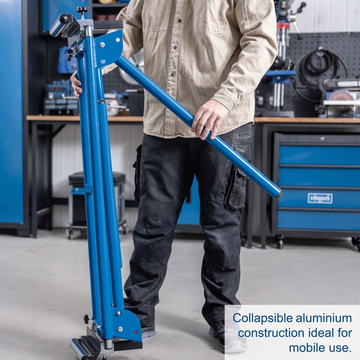 Compact aluminium base stand for mobile use, designed for heavy-duty support and adjustable height