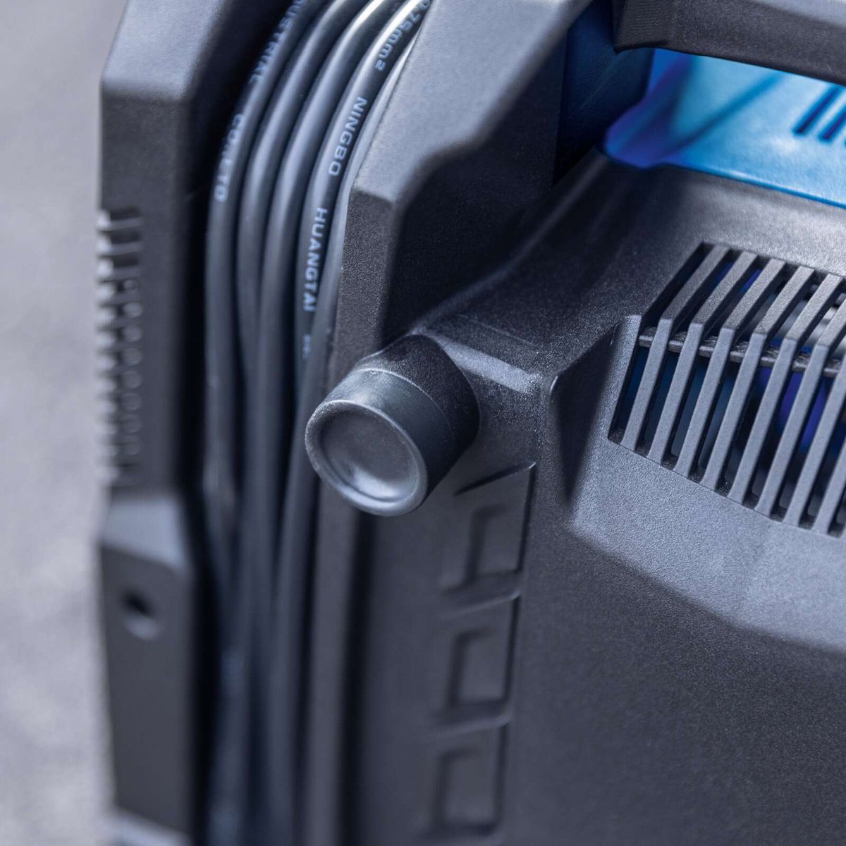 Key technical details: 230V, 8 bar working pressure, 180 L/min oil-free and mobile with 8m range