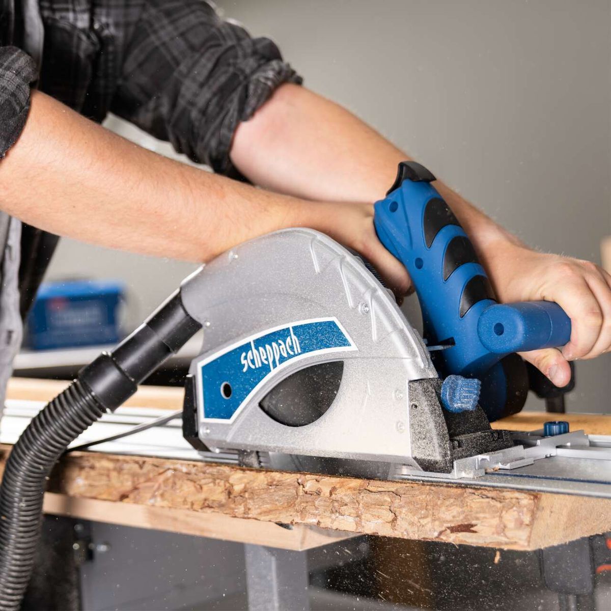 Scheppach underwater saw with worktable and handle, close-up during operation