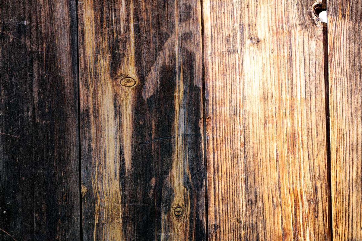 Wood grain with natural cracks and wear marks, typical of Scheppach tools