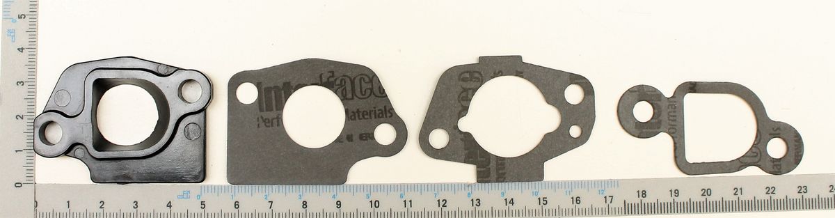 Carburetor gasket set with multiple gasket rings and mounting pieces
