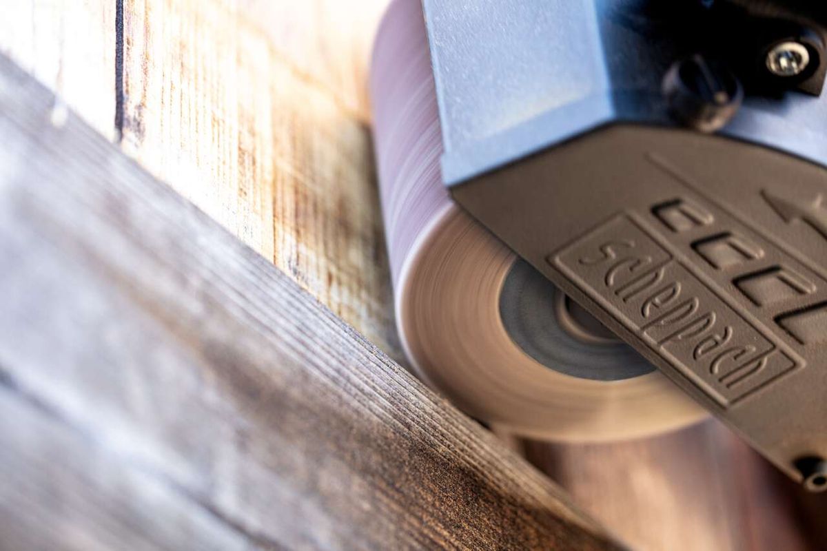 Scheppach slat brush head with close-up of abrasive lamellae