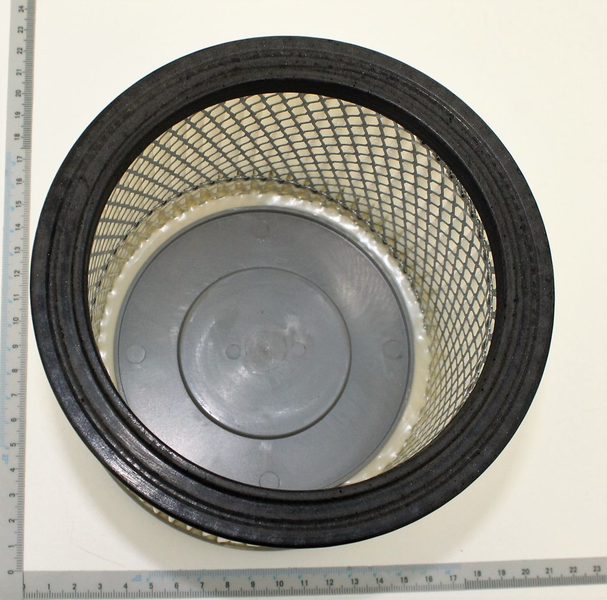 Folded Filter DC100 with mesh element and holder, close-up view