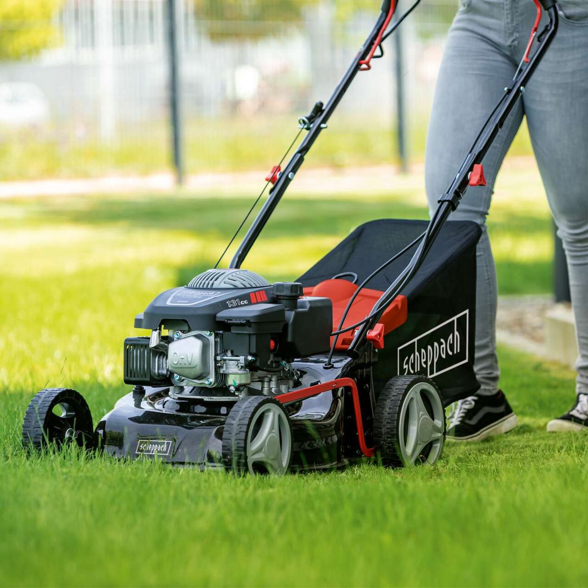 Scheppach self-propelled petrol lawn mower MS132-42 with 42 cm cutting width and 45L bag