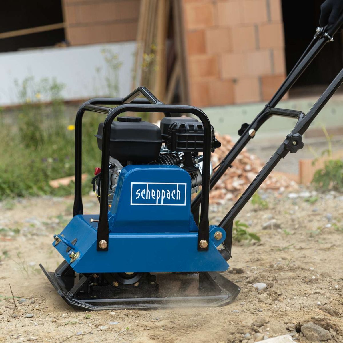 Scheppach vibrating plate compactor with base plate, frame, engine, and control unit