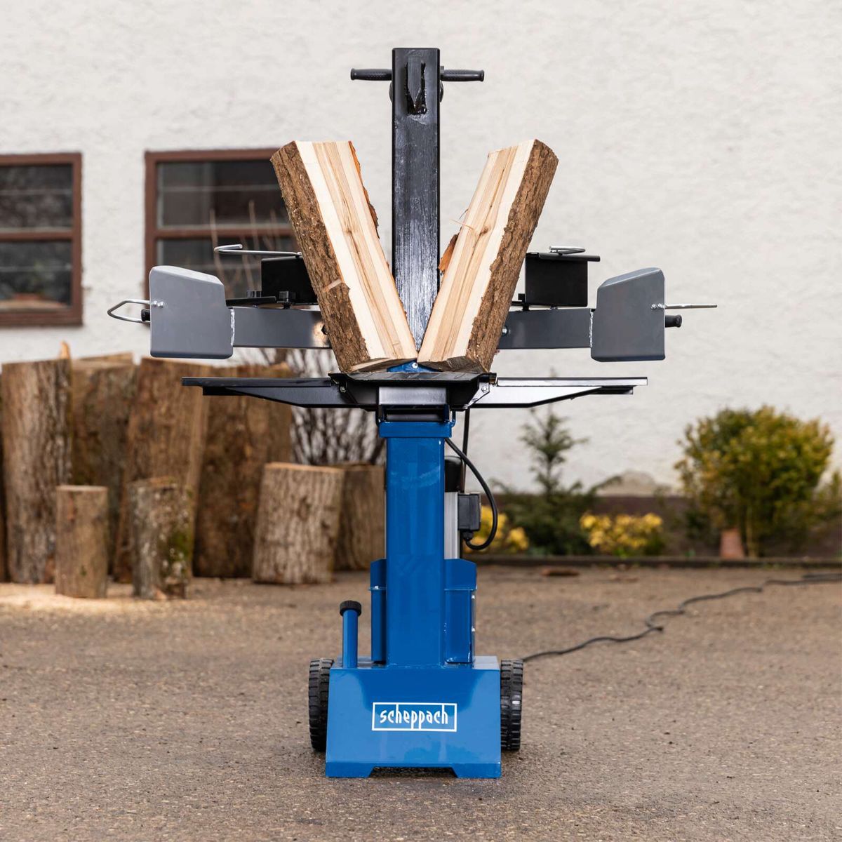 Scheppach HL810 hydraulic log splitter with splitter holder for accurate wood splitting