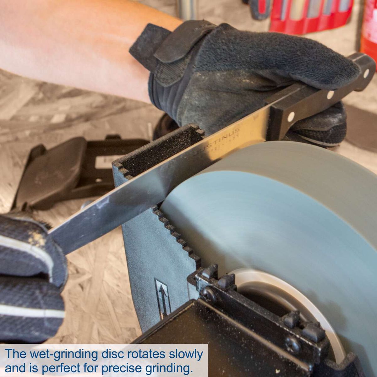 Slowly rotating wet grinding disc for precise grinding