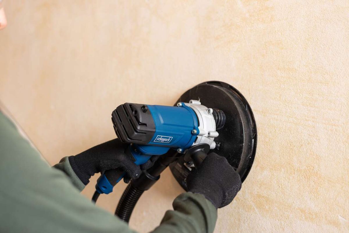 Scheppach wall and ceiling sander with attached grinding disc on wall
