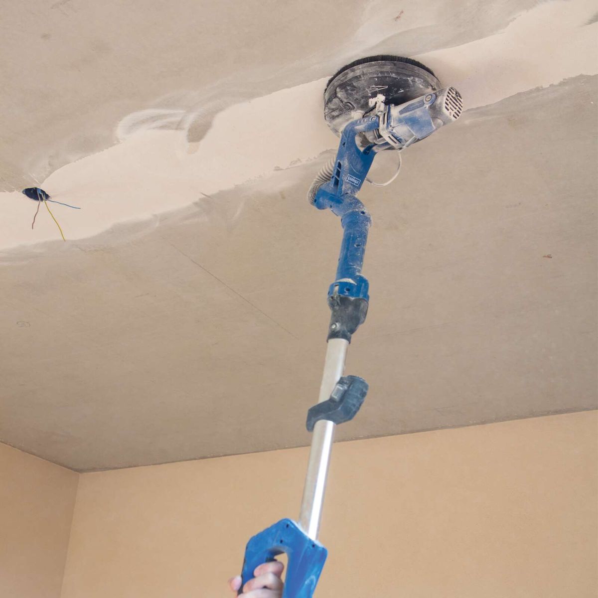 Scheppach tool with integrated hose and handle for precise ceiling work