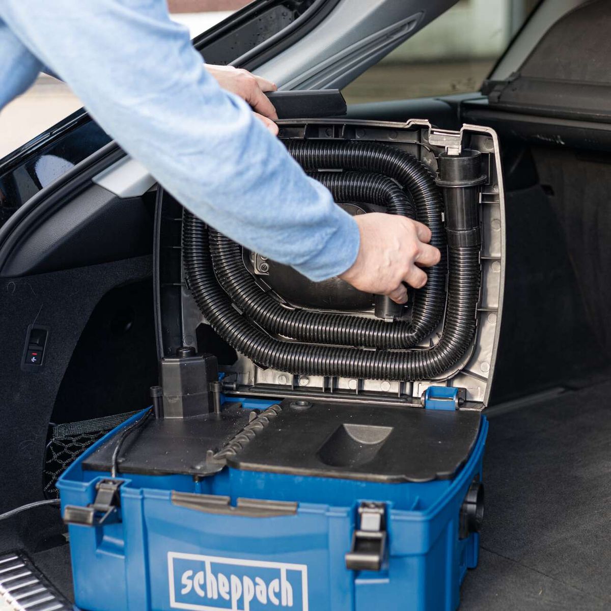 Flexible suction unit with hoses and adapters for precise tooling, part of the HD2P Scheppach system