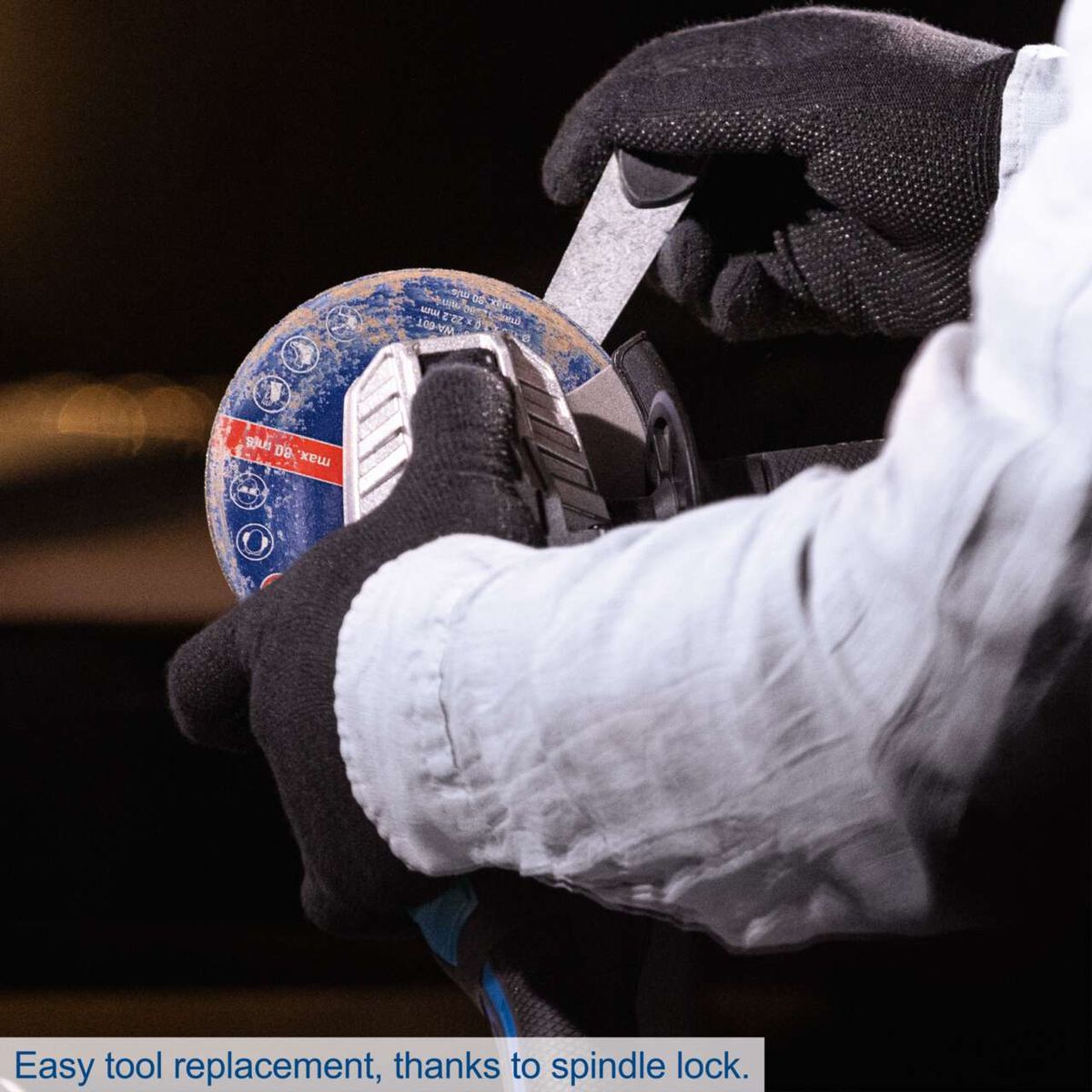 The Scheppach Akku-Winkelschleifer C-AG125-X features easy tool replacement thanks to the spindle lock. It uses grinding discs with a diameter of 125 mm and has a speed control ranging from 2500 to 10000 rpm.