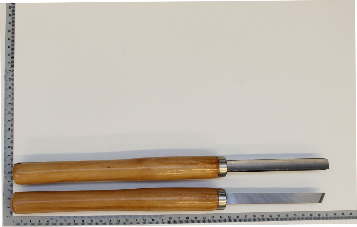 Scheppach chisel set for lathe: Two chisels with wooden handles and metal edges