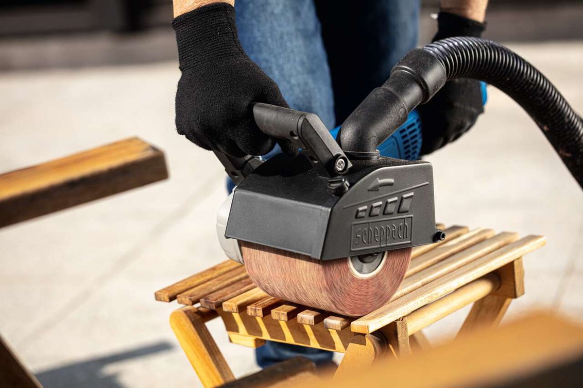 Scheppach synthetic fiber brush with keyway holder in use, mounted on wooden base